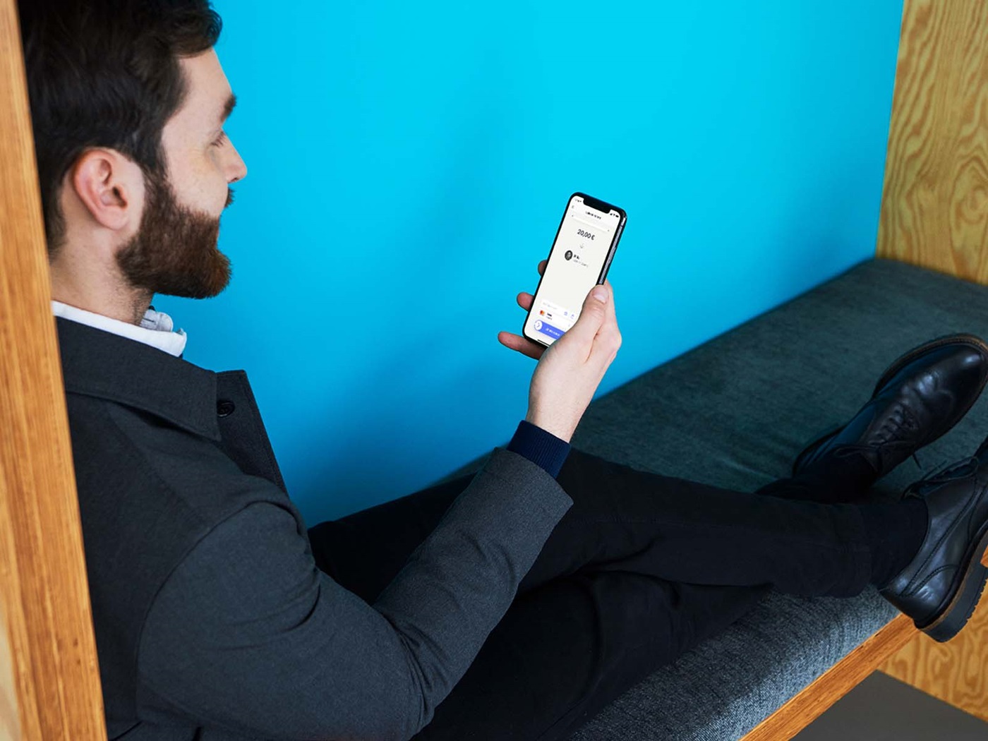 Mies maksamassa turvallisesti MobilePaylla.