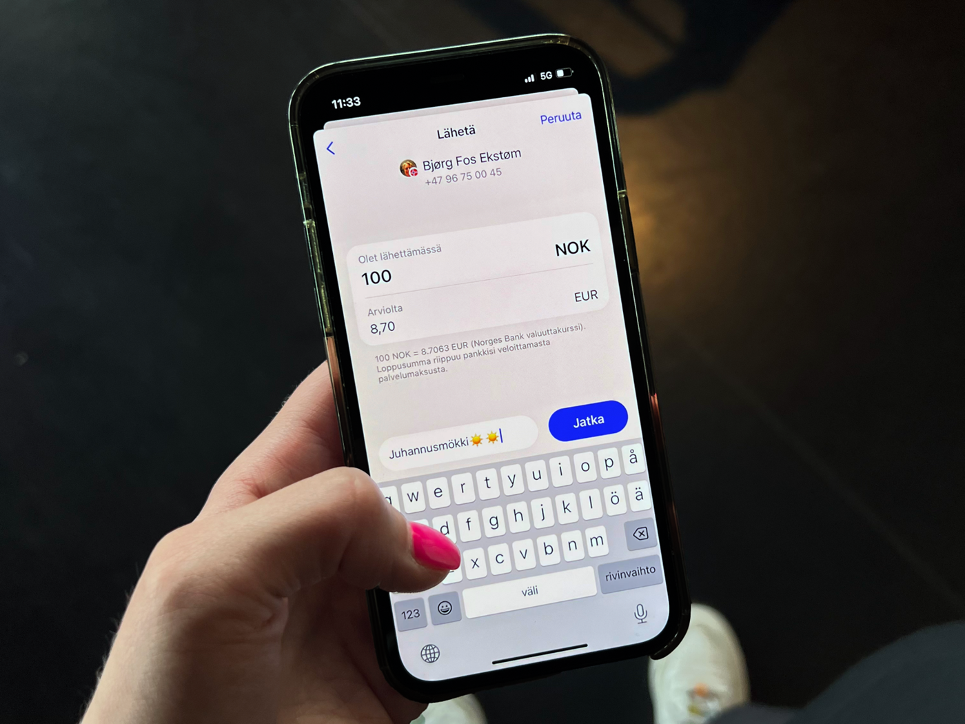 Nainen lähettää MobilePaylla rahaa Norjaan