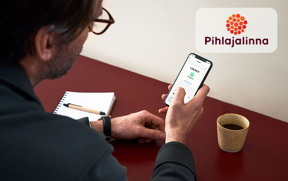 Mies maksamassa Pihlajalinnan laskua MobilePaylla
