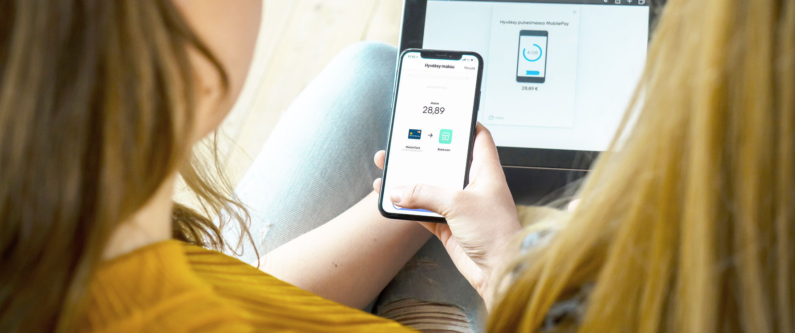 Tytöt tekemässä verkko-ostoksia tabletilla ja maksamassa niitä MobilePay sovelluksella