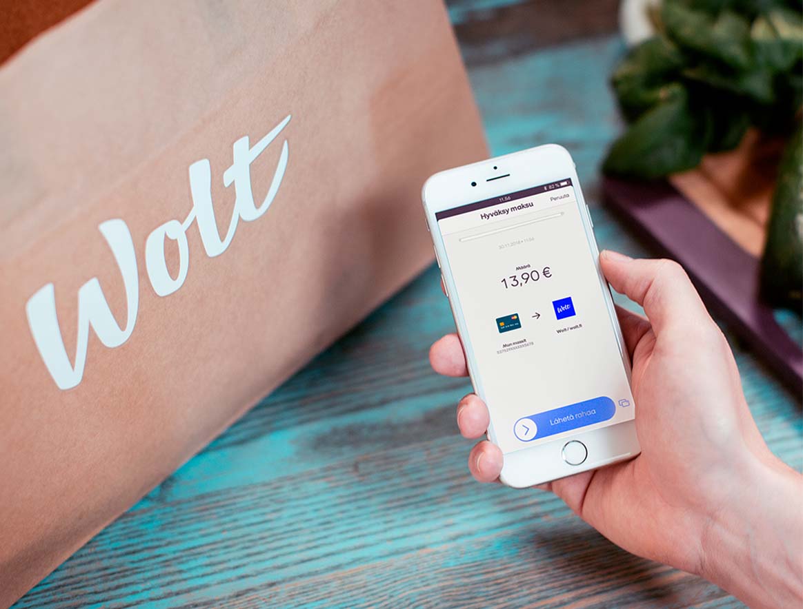 Henkilö maksamassa Wolt tilausta MobilePay AppSwitchilla