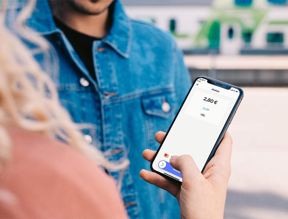 Nainen maksamassa HSL matkalippua MobilePaylla