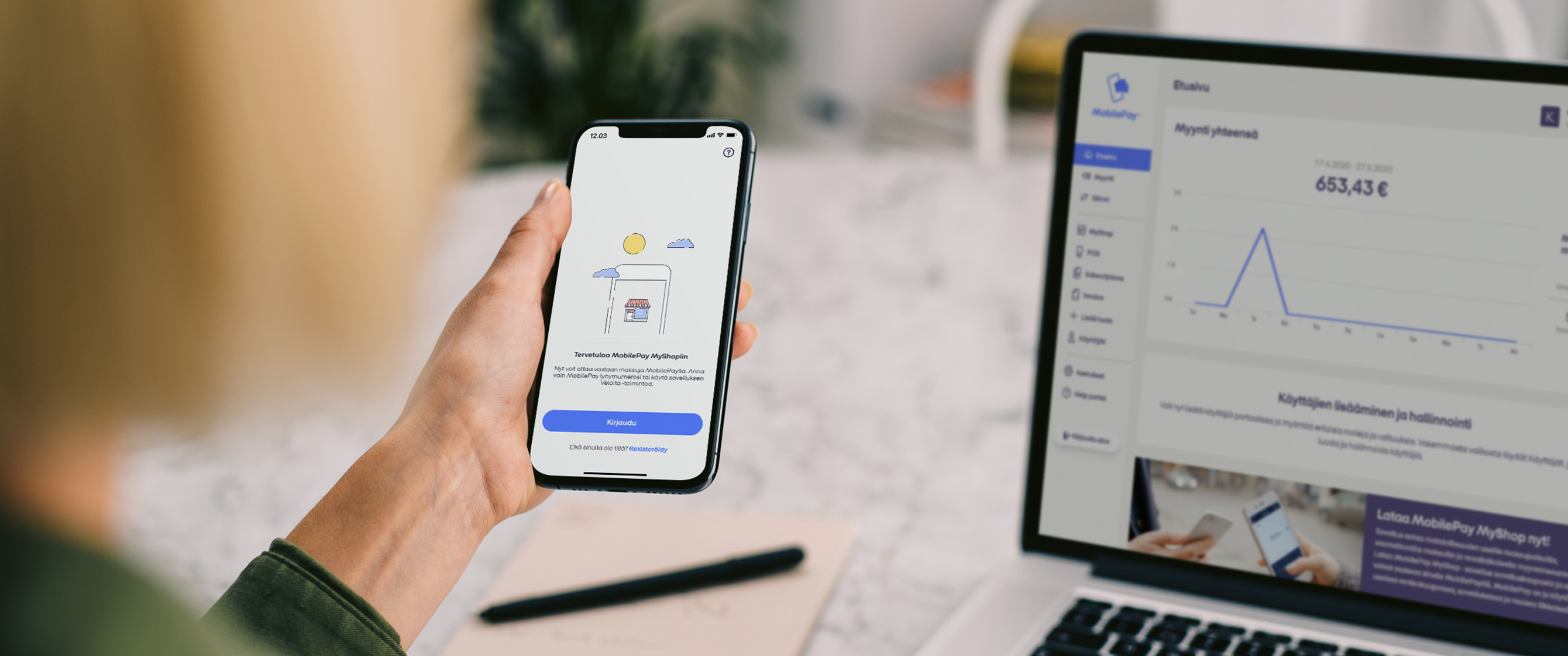 Nainen puhelimella MyShop-sovellus auki ja tietokoneella auki MobilePay-portaali