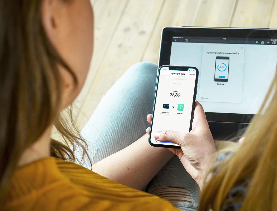 Tytöt tekemässä verkko-ostoksia tabletilla ja maksamassa niitä MobilePay sovelluksella