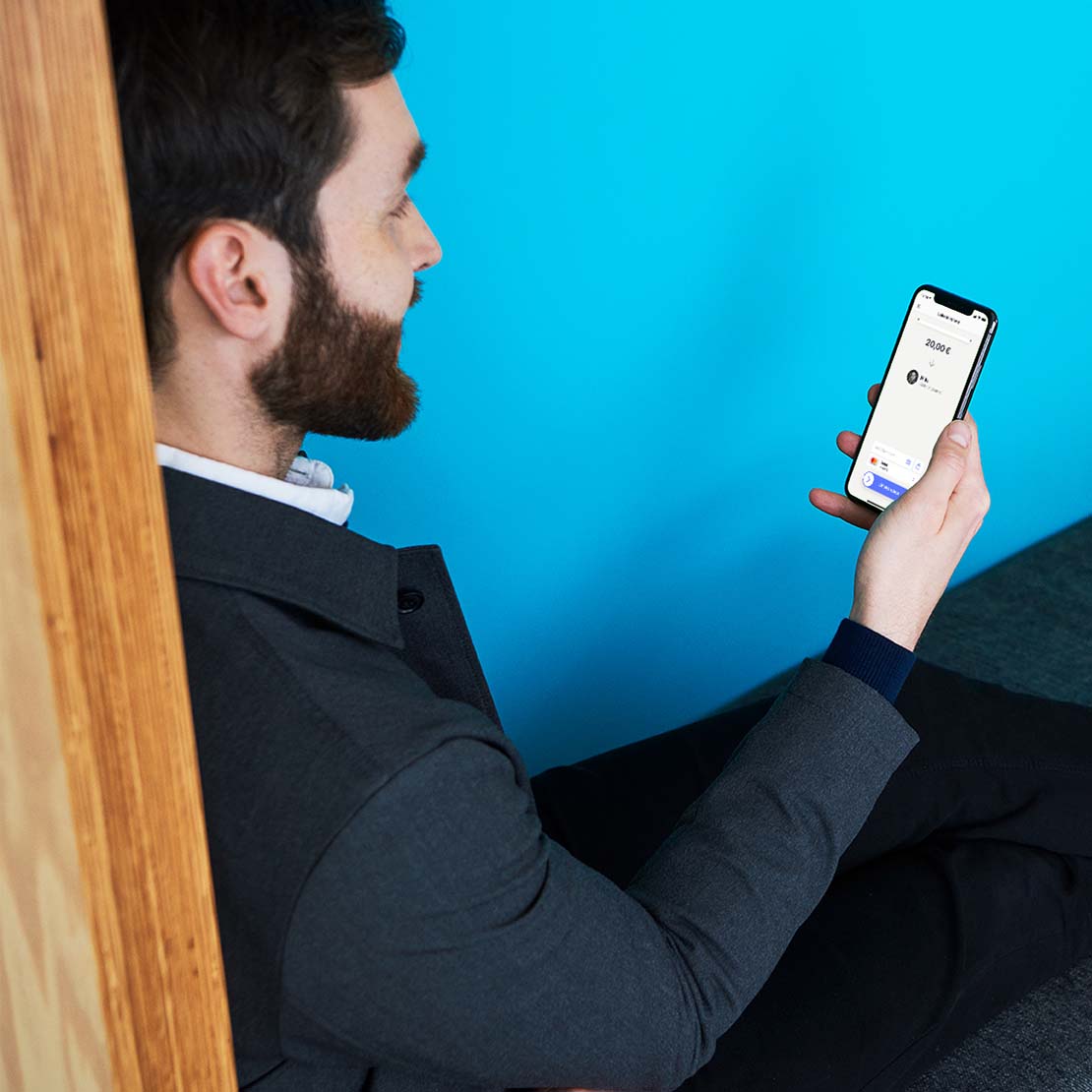 Mies maksamassa turvallisesti MobilePaylla.
