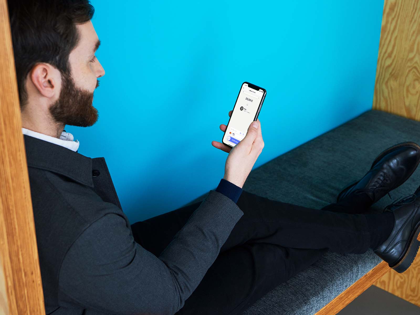Mies maksamassa turvallisesti MobilePaylla.